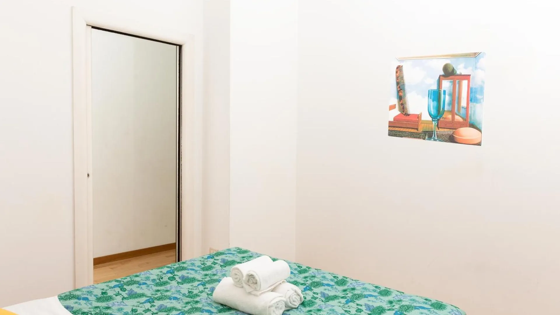 Free Parking Exclusive Apartment Magritte Style Milano Italien