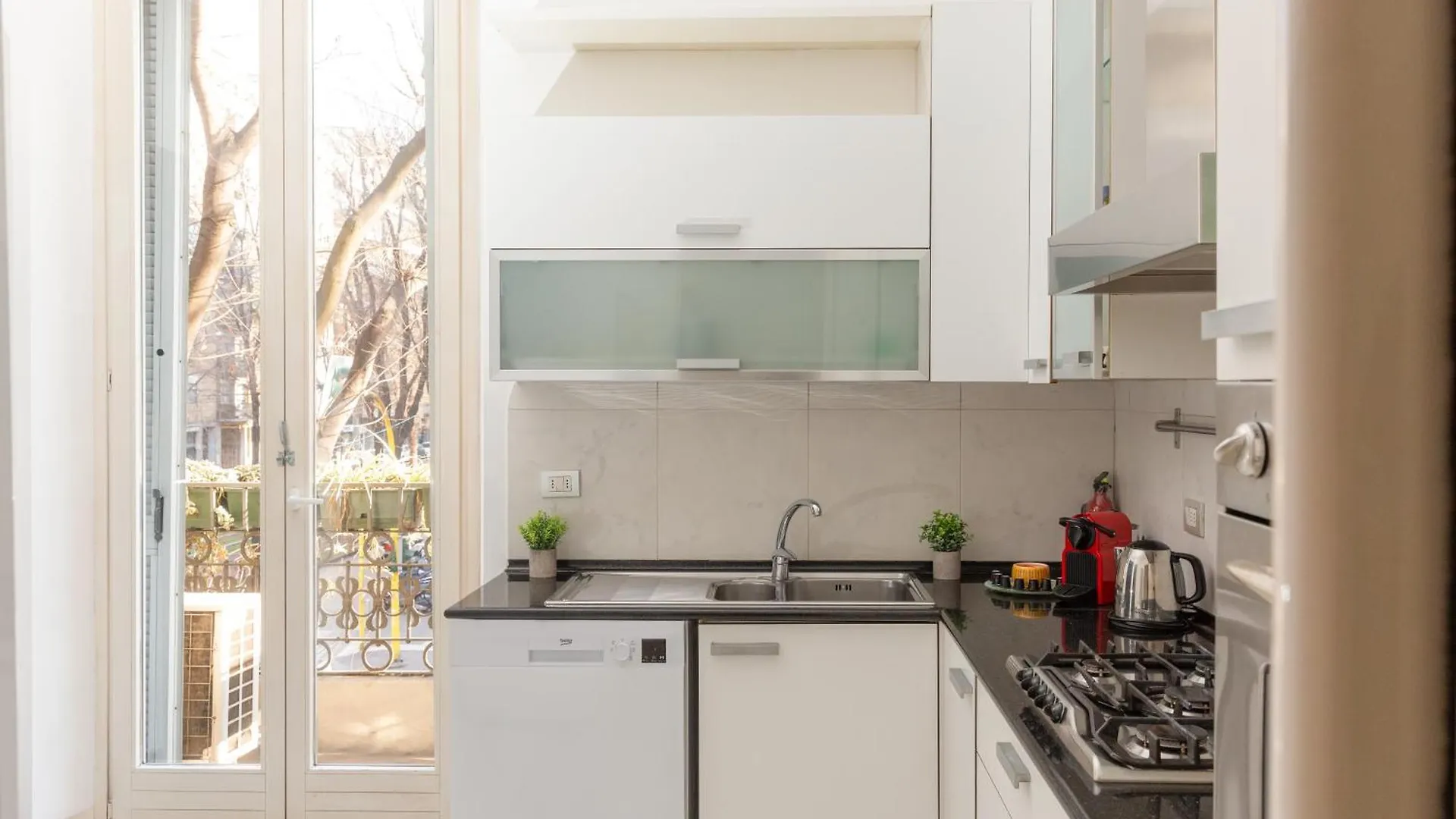 Free Parking Exclusive Apartment Magritte Style Milano Italien