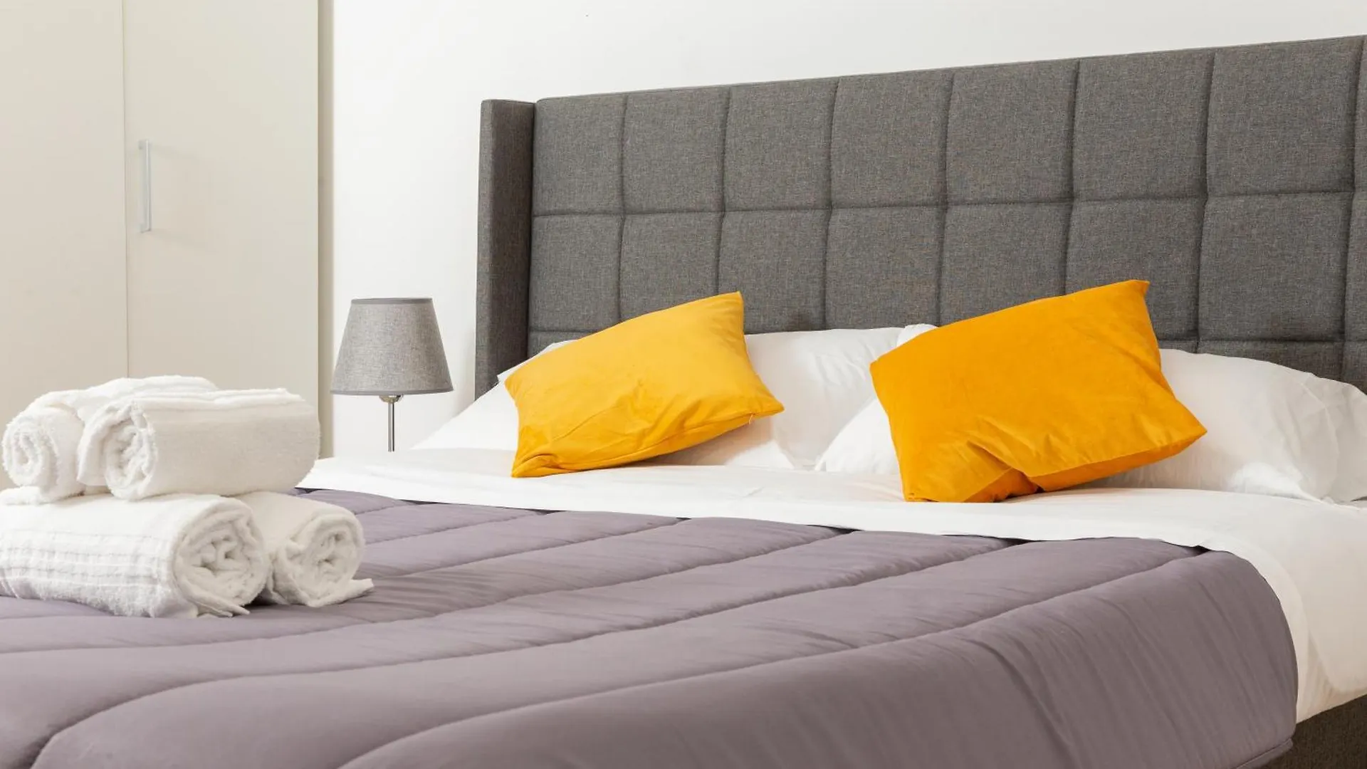 Free Parking Exclusive Apartment Magritte Style Milano Italien